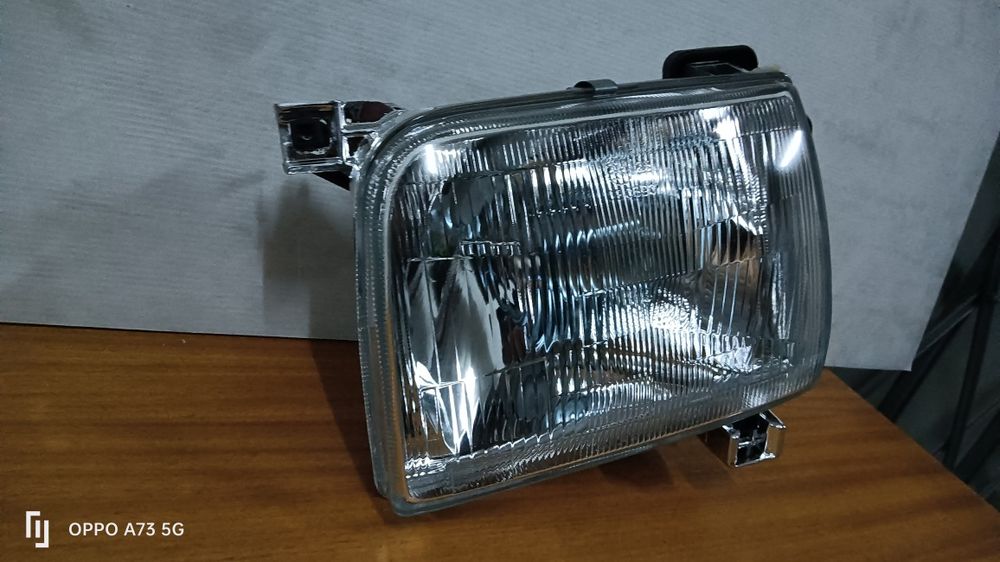 Farol Nissan Navara D22 ótica esquerda Depo