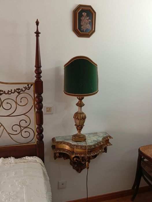 Conjunto de quarto clássico completo(cama+mesas+candeeiros+poltrona)