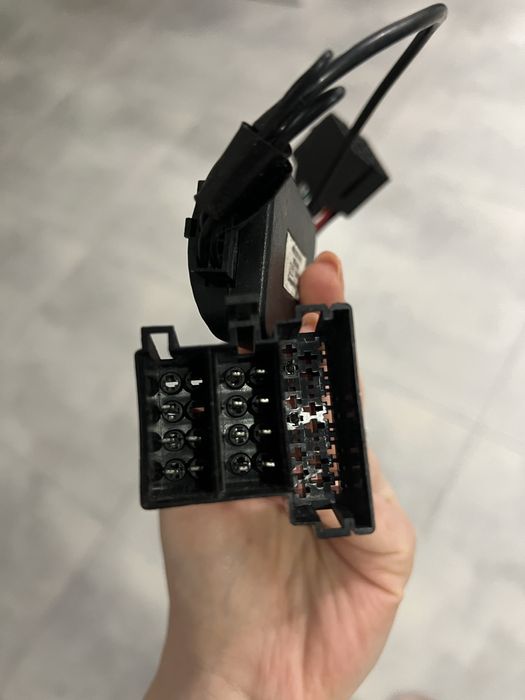 Автомобільний перехідник для магнітоли