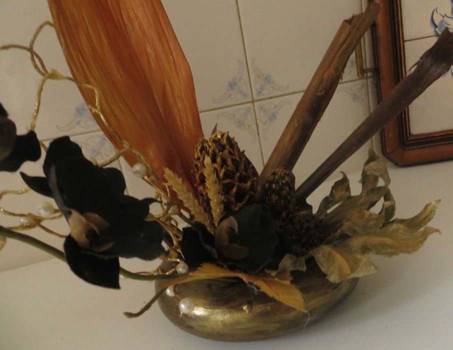 Bricolage Arranjo Taça Barro nuances dourado, 80% Naturais e orquídeas
