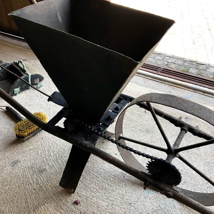 Distribuidor de adubo / Semeador de Milho Antigo