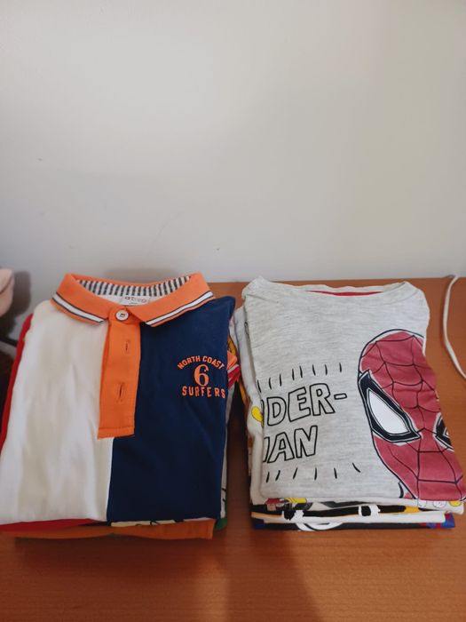 Lote de roupa de criança dos 2 aos 4 anos