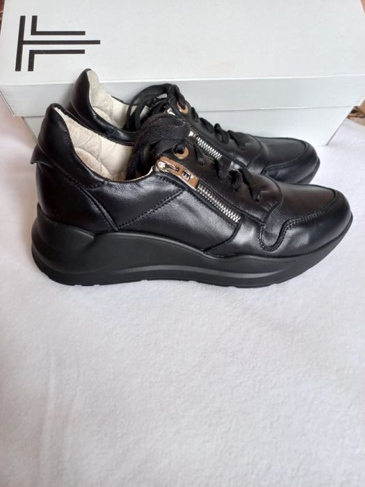 Кожаные кроссовки 37 размер Новые