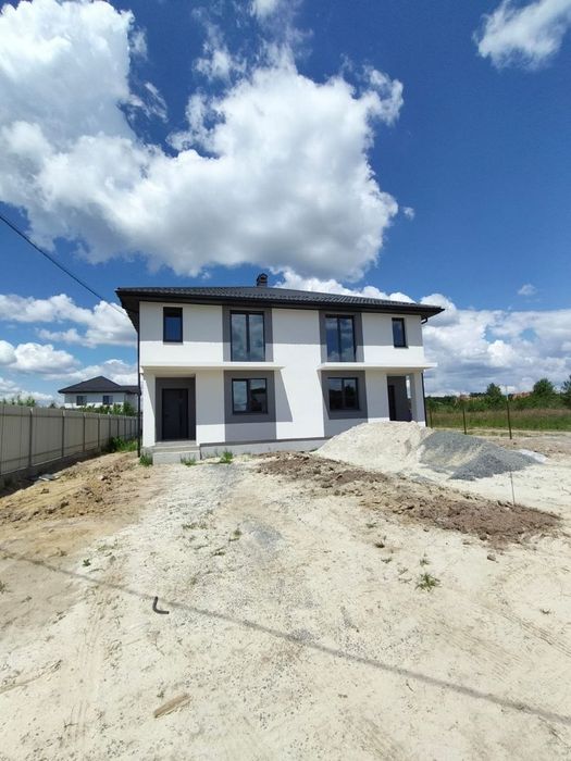 Продаж котеджу (спарка) в с. Конопниця  (недалеко від кафе Реберні)