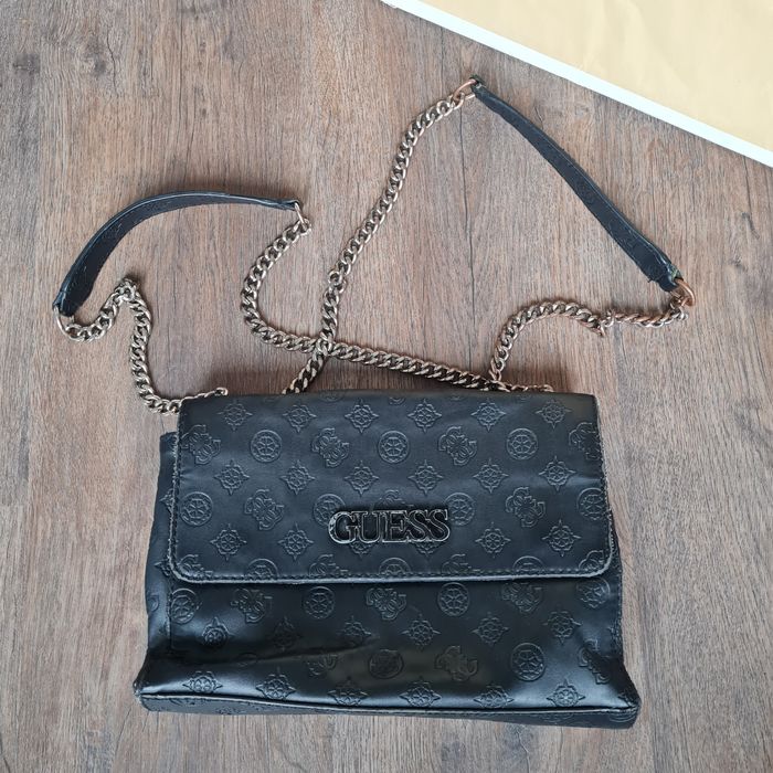 Guess torebka na ramię można regulować czarna logo zniszczona