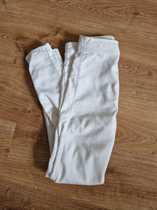 Białe spodnie rurki jeansy Bershka