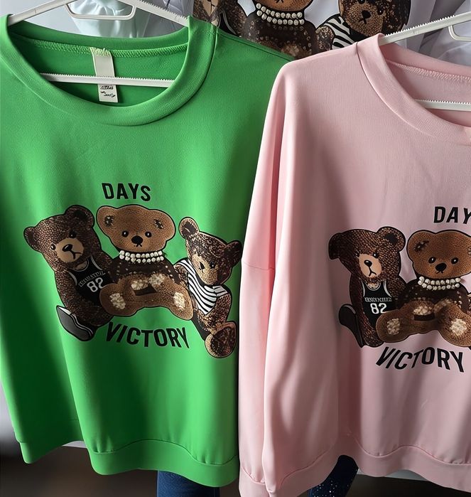 Włoska bluza z misiami "Days Victory" pudrowy róż uni