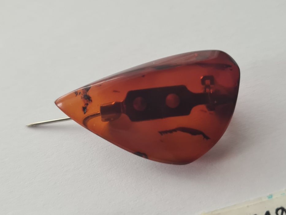 Янтарная  брошка