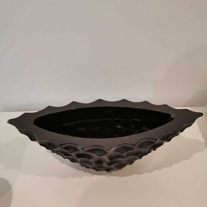 Jarra decorativa preta com relevos