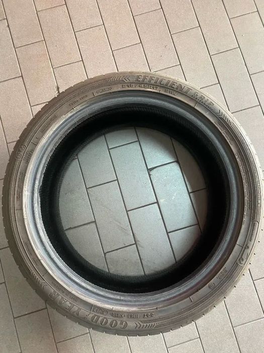 2 Pneus 215/45/17 Goodyear Efficient Grip com mais de 80% de piso