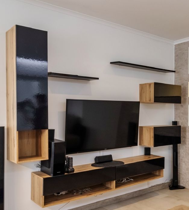 Movel TV (Madeira e Preto Brilhante)