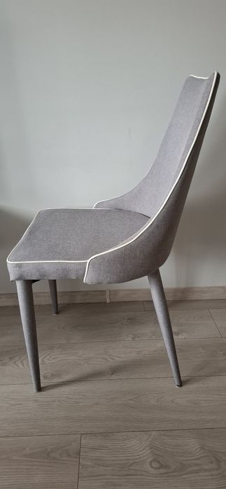 Krzesła szare z białą lamówką