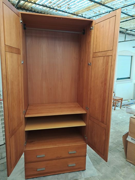 Roupeiro em madeira com 2 portas e 2 gavetas