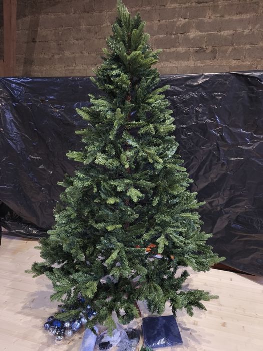 Sztuczna choinka z ozdobami , oświetlenie i pokrowcem. Nowa 210 cm