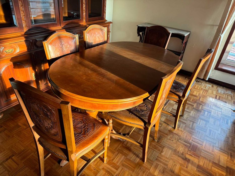 Conjunto de mobiliário em madeira maciça, excelente estado, ideal para moradia ou casa clássica.