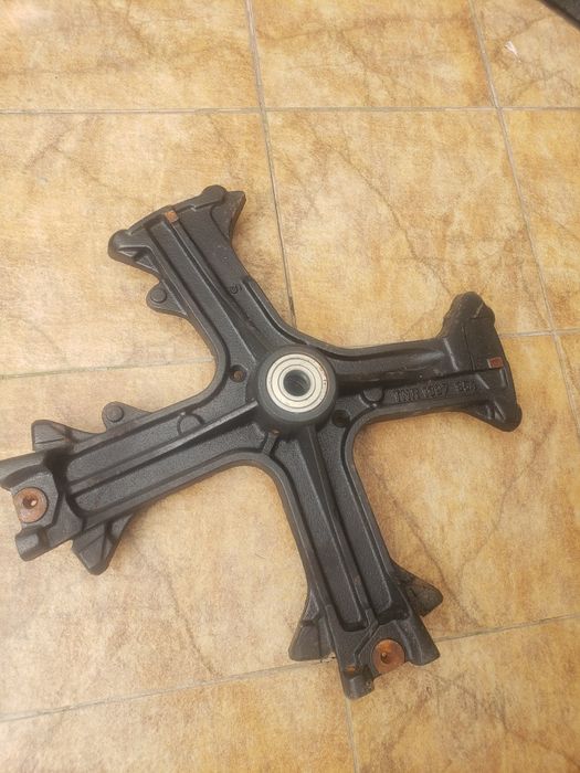 Двигун , хрестовина до пральної машинини Miele