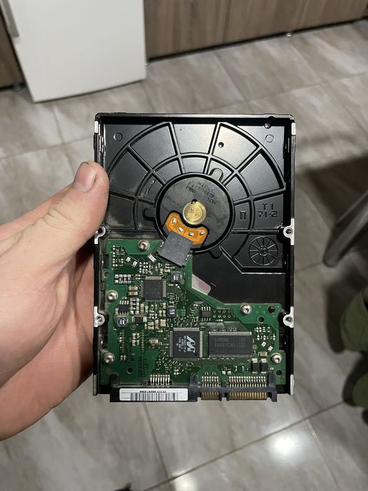 Продам жорсткий диск в неробочому стані на 500 gb samsung