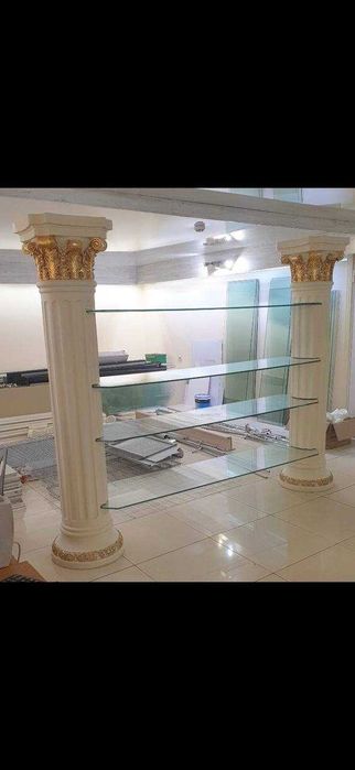Вітрина з позолоченими колонами