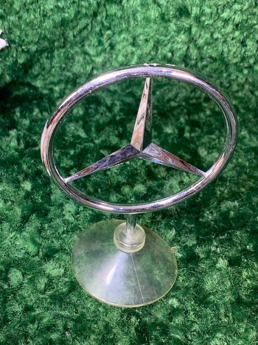 Емблема Mercedes-Benz на присосці – оригінальний сувенір