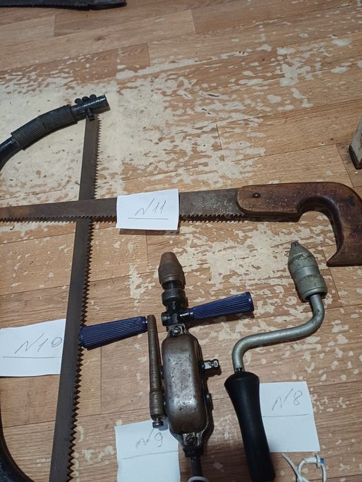 Молотки, напильники, ножницы по металу, ручные дрели, пилы по дереву.