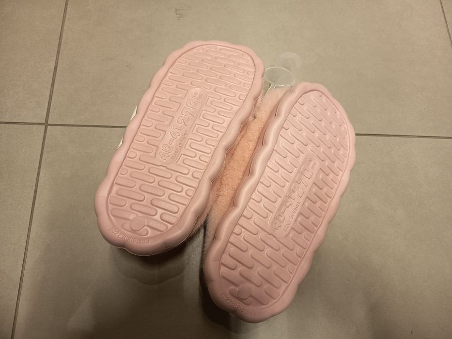 Nowe różowe futrzane kapcie buty