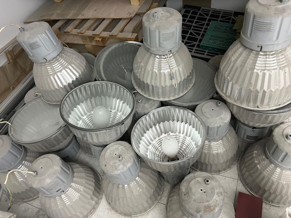 Campânula industrial em alumínio com refletor – luminária para armazém/oficina.