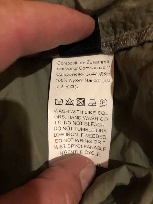 Calças largas com bolsos esverdeadas