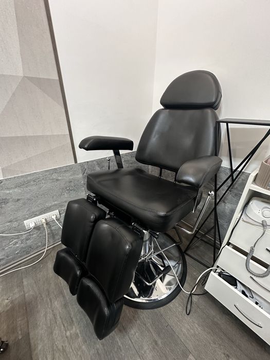 Крісло для педикюру, стіл для манікюру