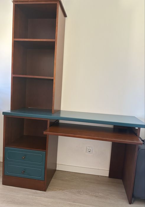 Secretária com estante incorporada e gavetas
