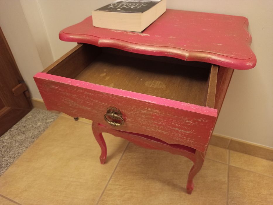 Mesinha de cabeceira quarto menina