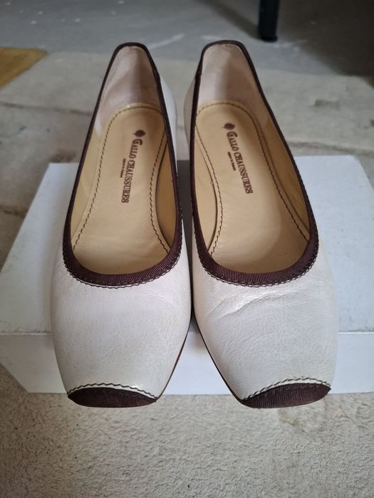 Sapatos cor perola e ponta quadrada