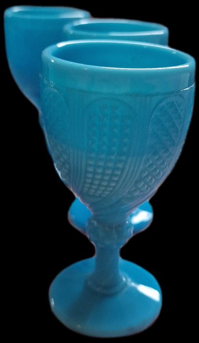 Copos vintage em opalina turquesa