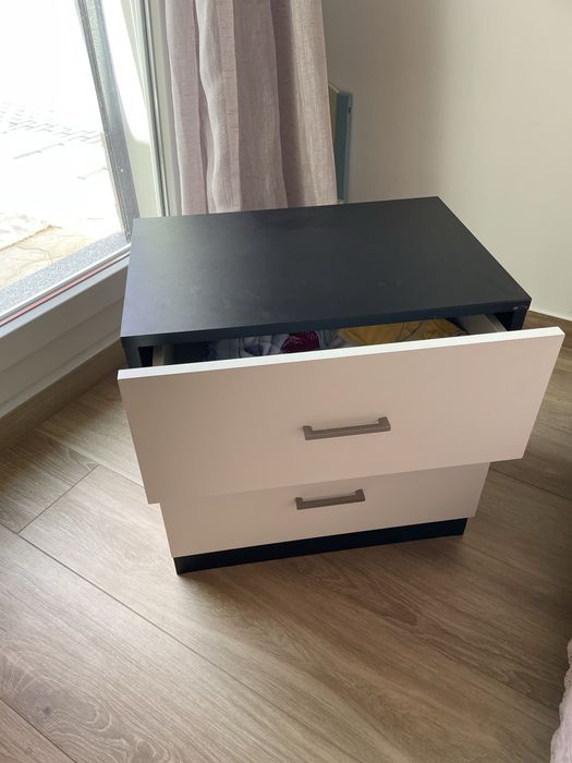 Quarto completo – cama de casal, cómoda, camiseiro, mesas de cabeceira e espelho