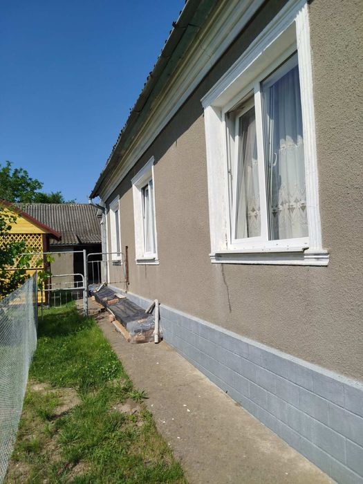 Частина будинку і земельна ділянка