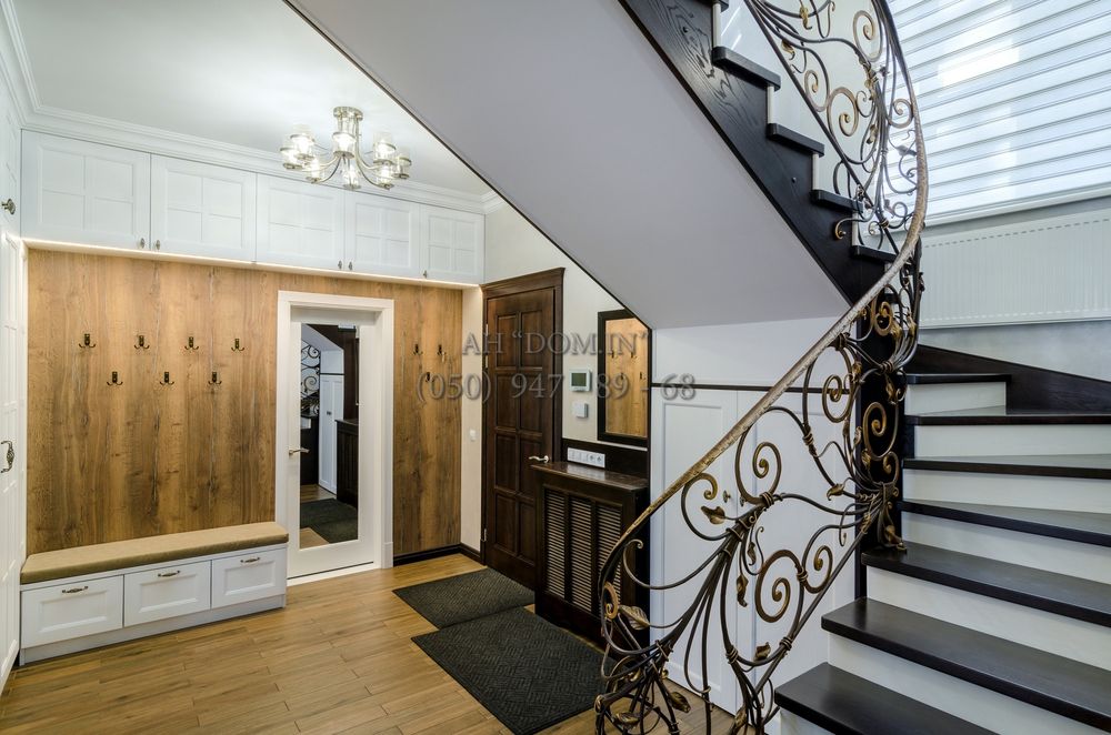 Сучасний будинок біля річки