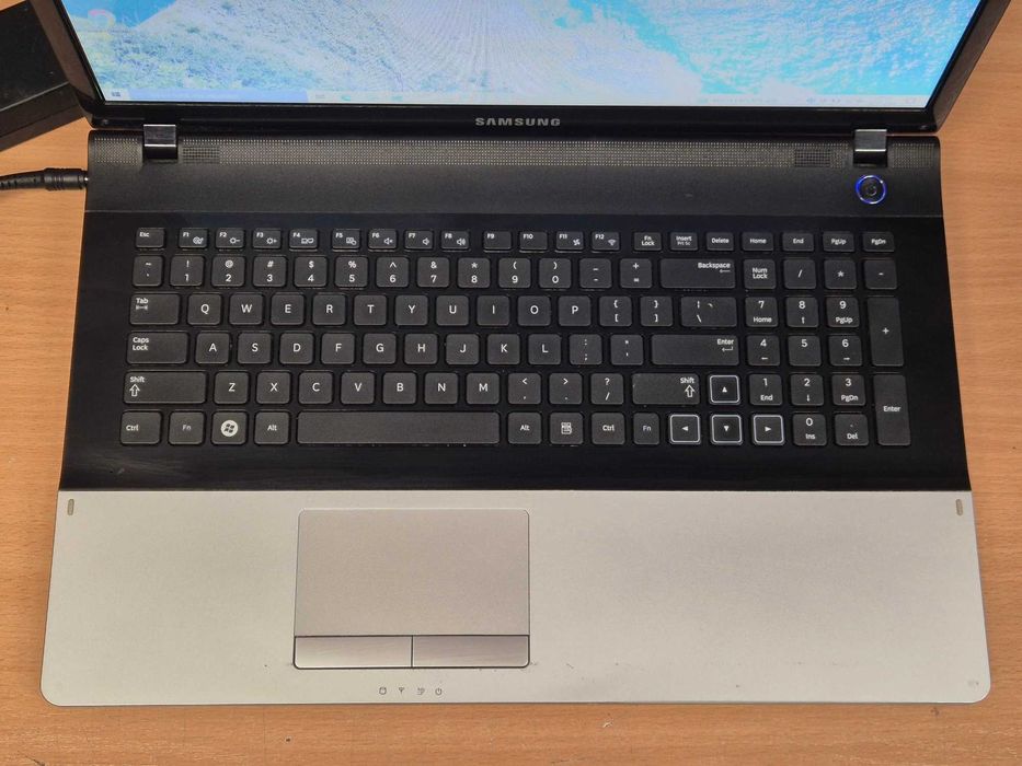 Laptop Samsung 17" i3, 16 GB RAM, SSD 256GB, GeForce + ładowarka