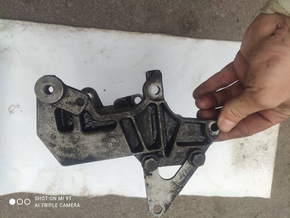 Продам кронштейны на насос Гура ,насос кондиционера на bmw e39 мотор