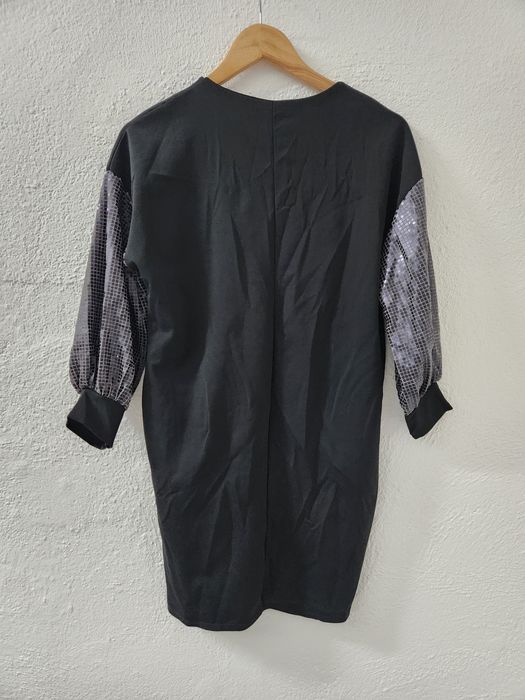 Vestido preto detalhado