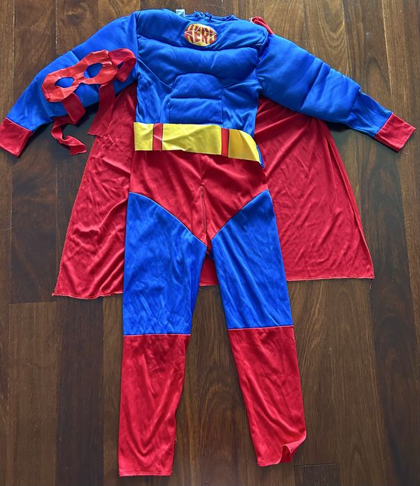 Fato Super Homem com músculos e capa 7-9 anos