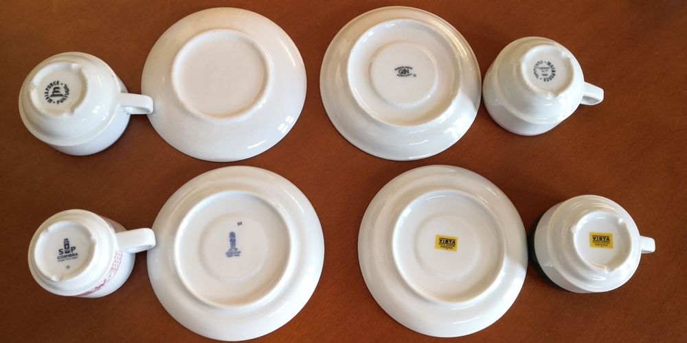 Chávenas de café e pires