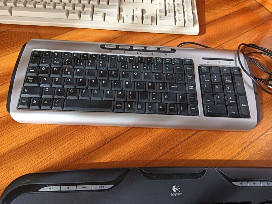 Teclado sem fios Logitech Cordless Desktop EX 110