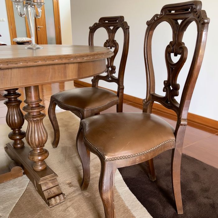 Mesa de Jantar Oval em Madeira Massiça + 4 Cadeiras Trabalhadas