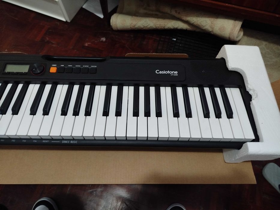 Teclado semi novo