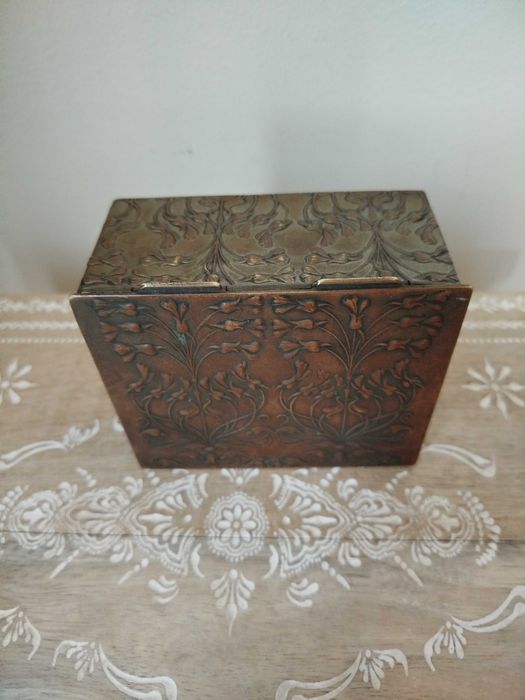 Antiga Caixa Guarda Jóias em metal