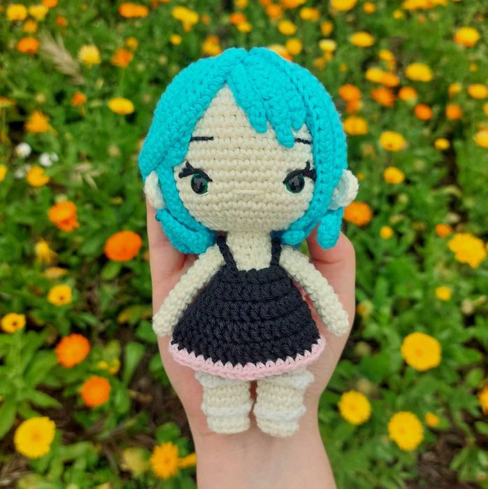 Boneca em crochê feita à mão