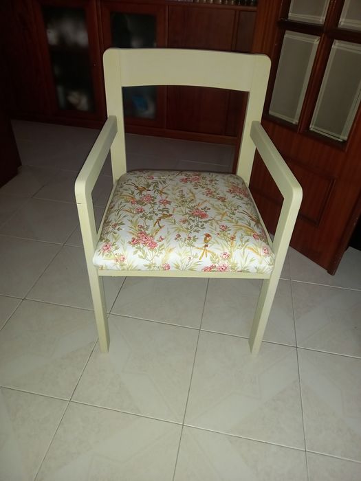 Cadeirão em madeira, renovado.