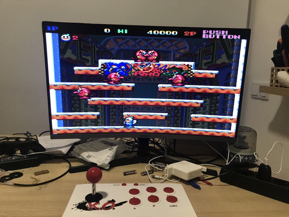 Consola com arcade stick e milhares de jogos