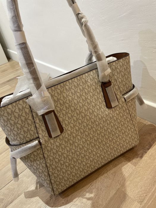 Mala nova Michael kors com aplicações em pele