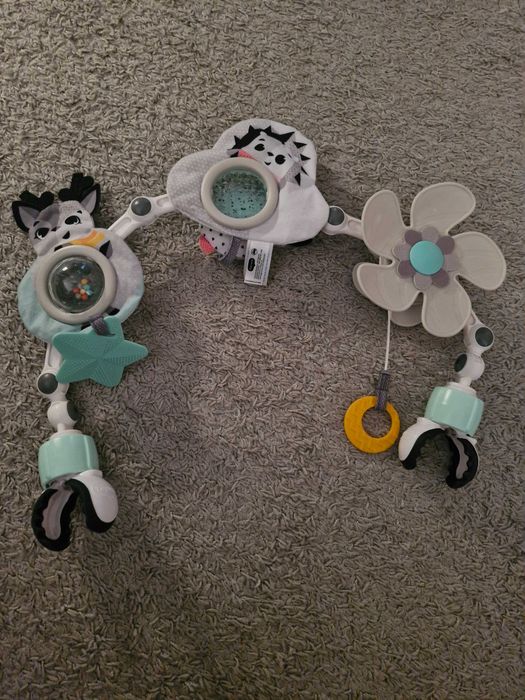 Łuk z zabawkami do wózka