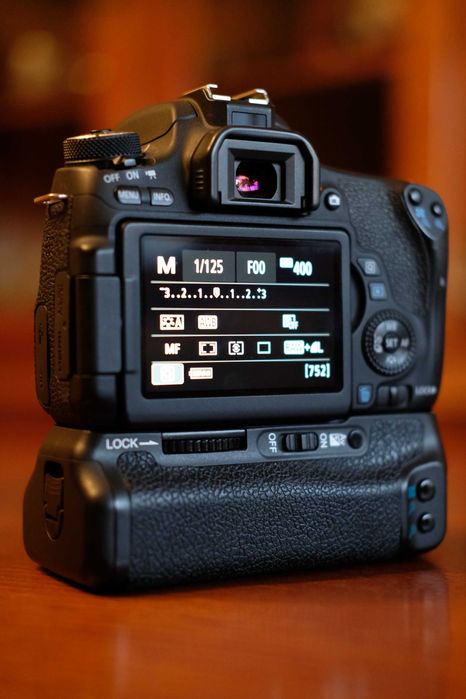 Canon EOS 760D + Punho de baterias + 2 Baterias Originais